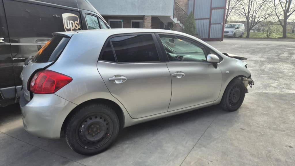 Toyota Auris 1,6i 91kw kód: 1ZR-FE