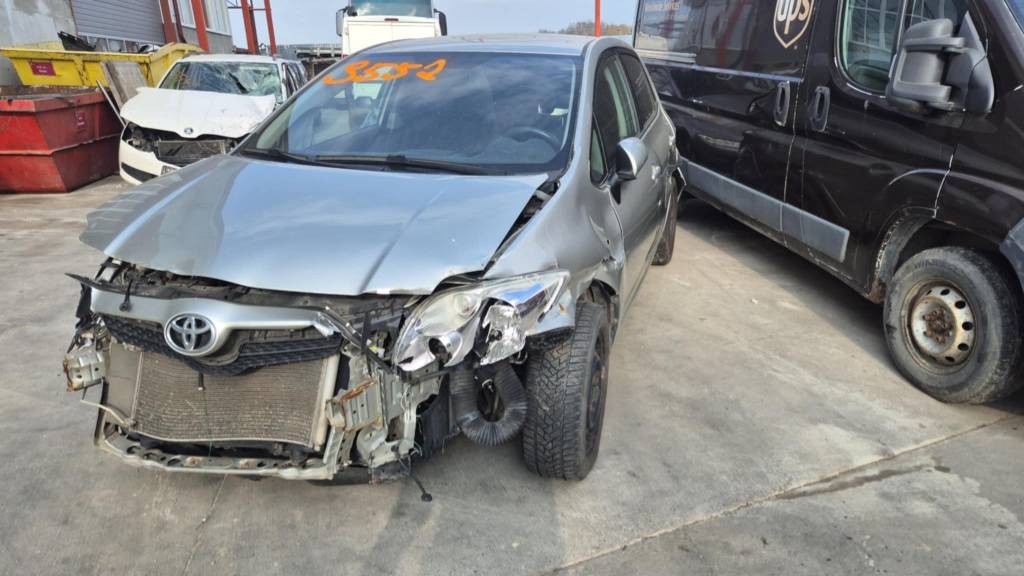 Toyota Auris 1,6i 91kw kód: 1ZR-FE