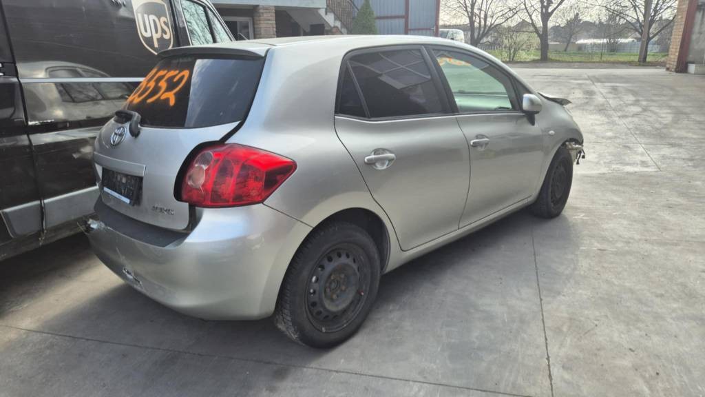 Toyota Auris 1,6i 91kw kód: 1ZR-FE