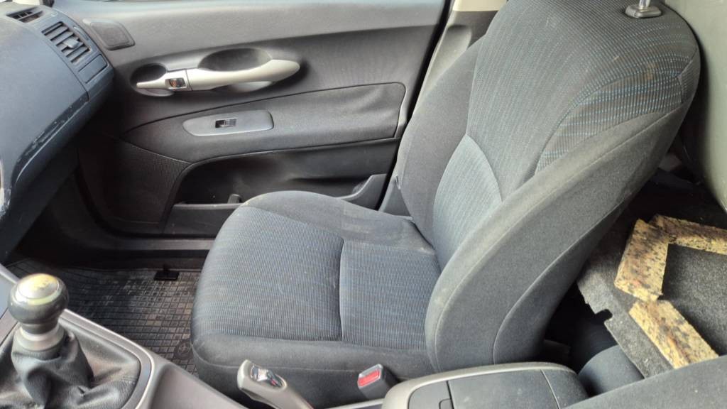 Toyota Auris 1,6i 91kw kód: 1ZR-FE