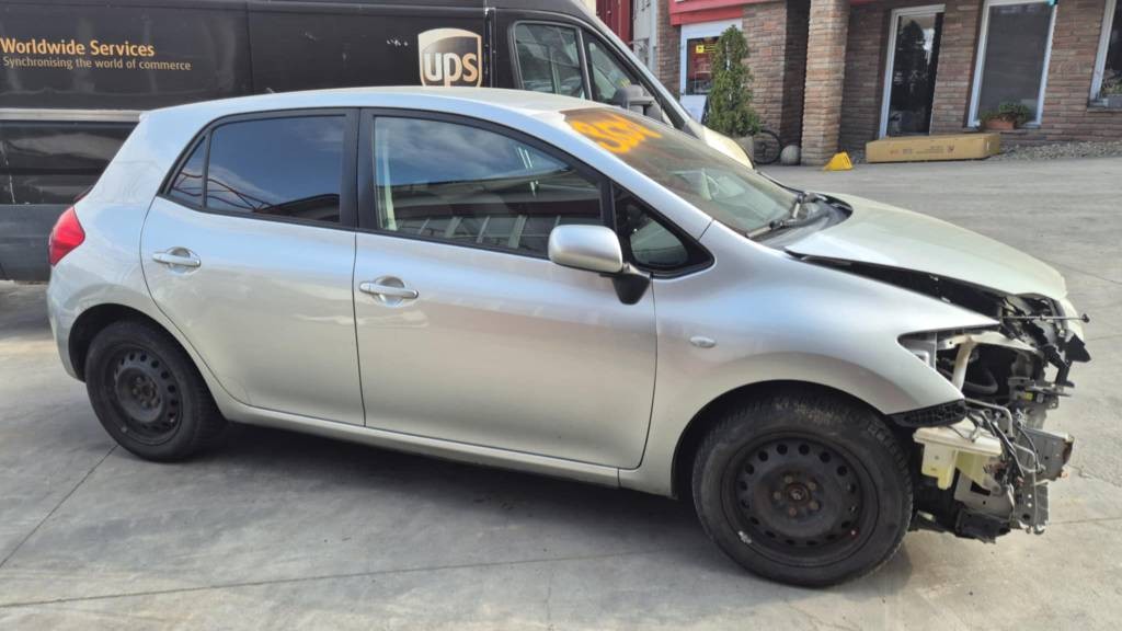 Toyota Auris 1,6i 91kw kód: 1ZR-FE