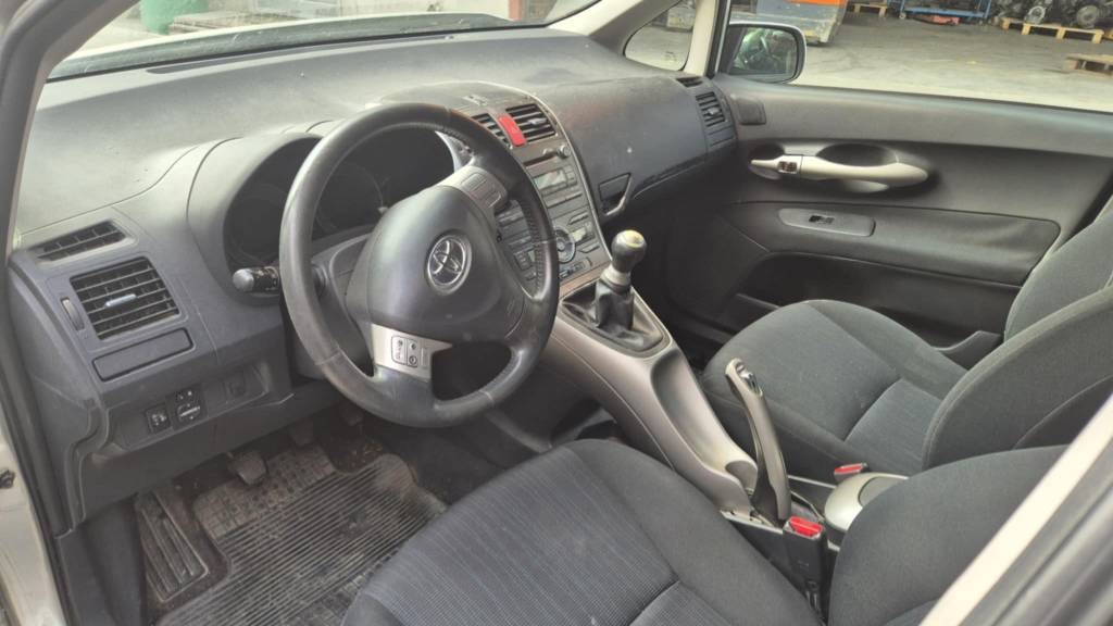 Toyota Auris 1,6i 91kw kód: 1ZR-FE