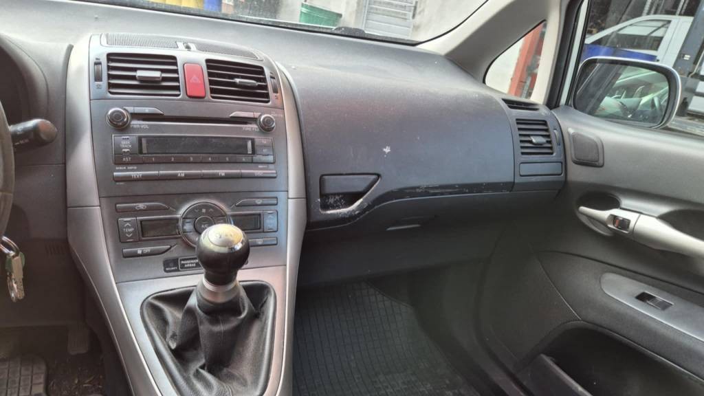 Toyota Auris 1,6i 91kw kód: 1ZR-FE