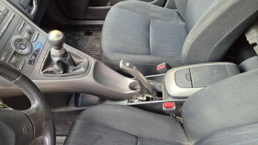 Toyota Auris 1,6i 91kw kód: 1ZR-FE